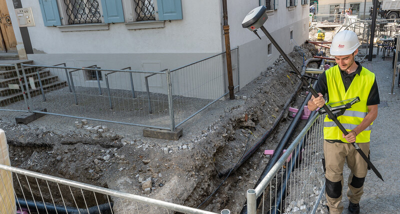 A surveyor performing utility as-built survey with Leica GS18I